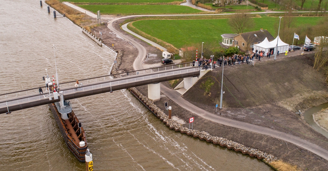 Biocomposiet fietsbrug Ritsumasyl geopend door minister Stientje van Veldhoven