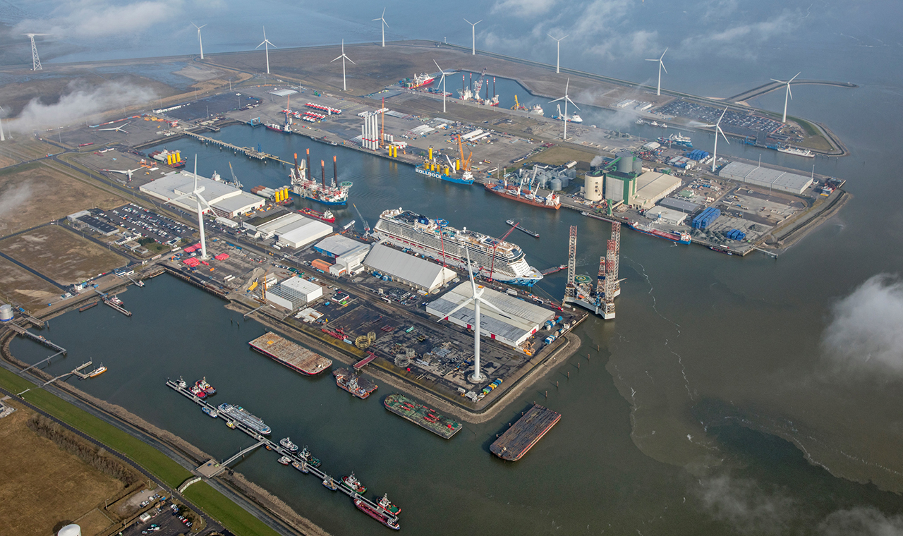 eemshaven port        
        <figure class=