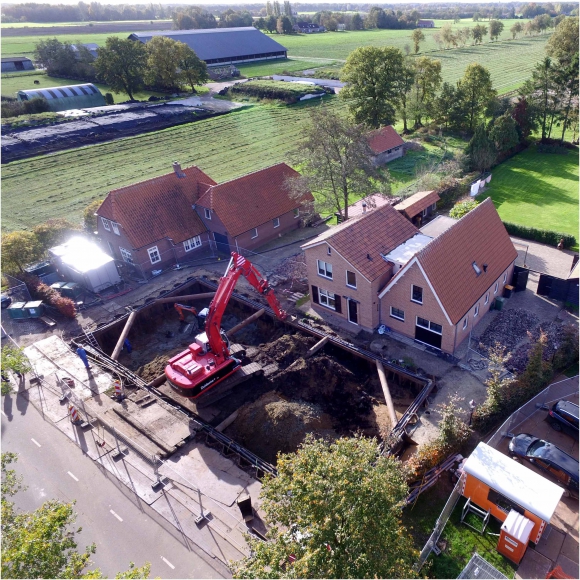 Damwandkuip zonder trilling pal voor de deur geplaatst