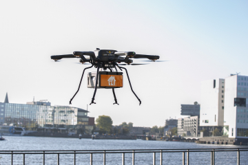 Persbericht: Drone vliegt maaltijd over het IJ