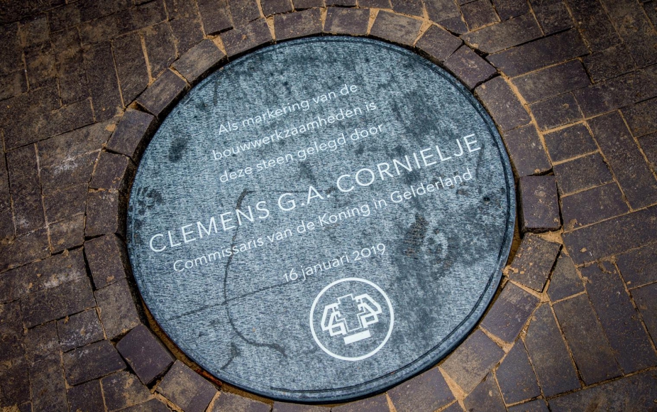 Commissaris van de koning Clemens Cornielje legt steen bij nieuwbouw De Hoge Veluwe