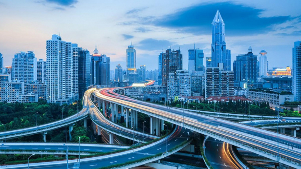 highway heading into the city