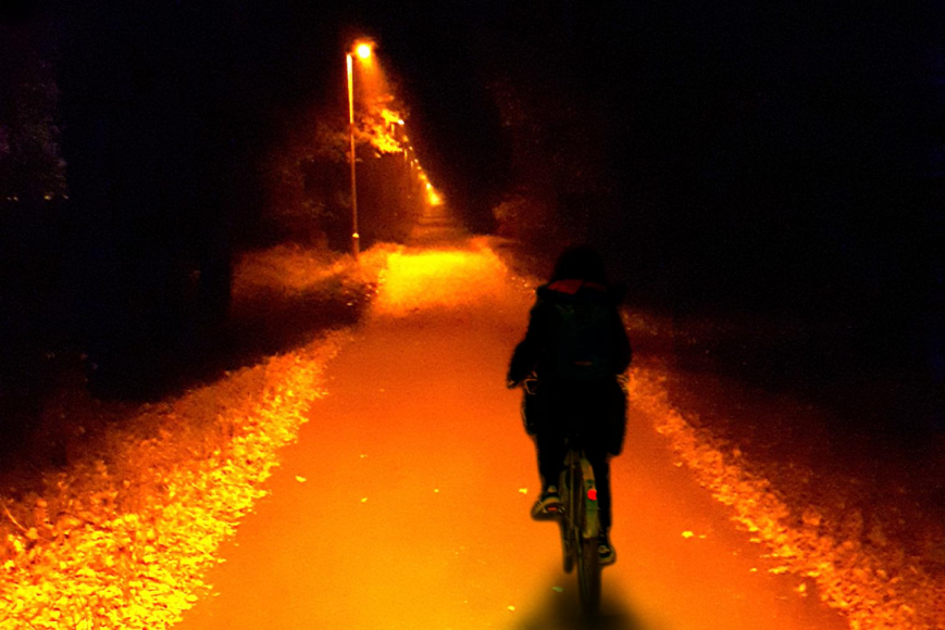veilig fietsen langst de fietssnelweg f106 tussen zonsondergang en zonsopgang