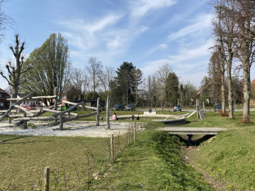 Terrain de jeux dans un cadre verdoyant